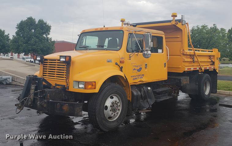 image for item DF2345 2002 International 4900 Crew Cab dump truck