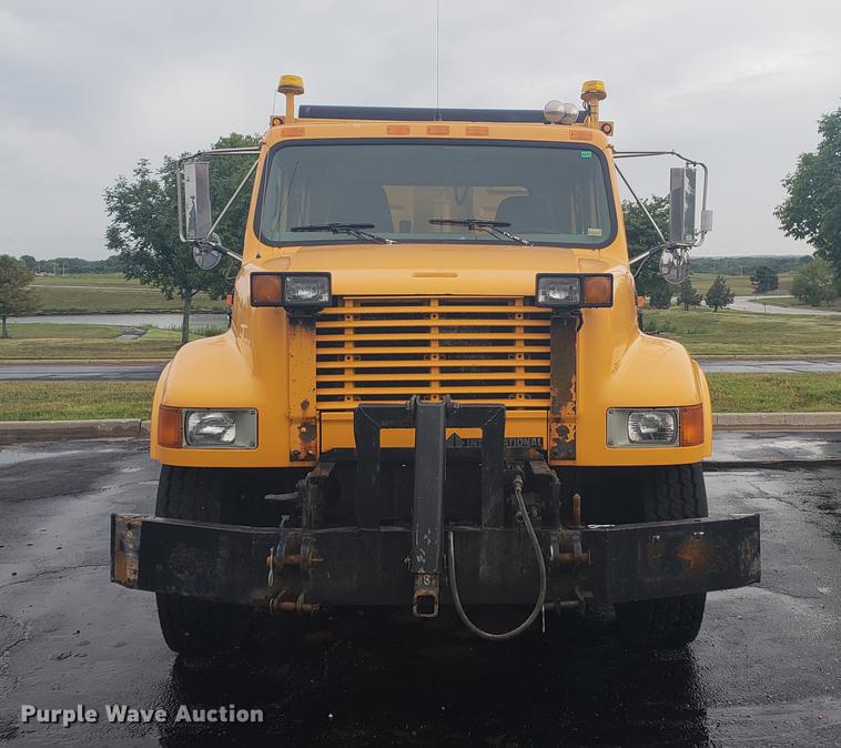image for item DF2345 2002 International 4900 Crew Cab dump truck