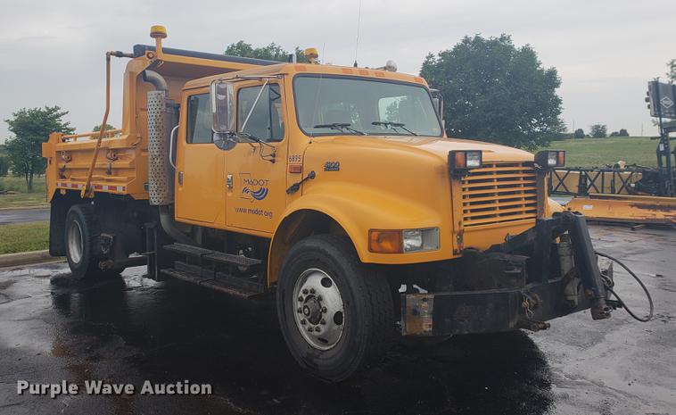 image for item DF2345 2002 International 4900 Crew Cab dump truck