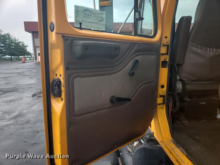 image for item DF2345 2002 International 4900 Crew Cab dump truck