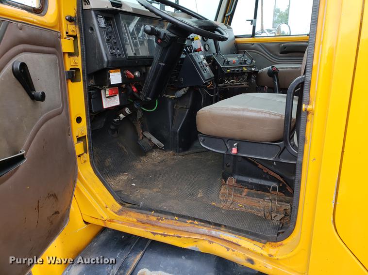 image for item DF2345 2002 International 4900 Crew Cab dump truck