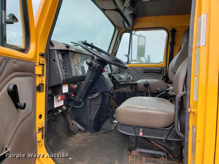 image for item DF2345 2002 International 4900 Crew Cab dump truck