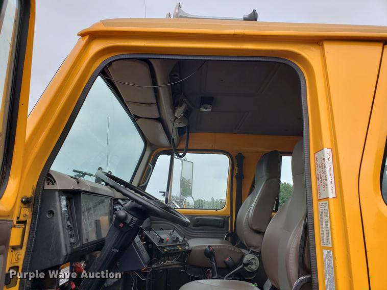 image for item DF2345 2002 International 4900 Crew Cab dump truck