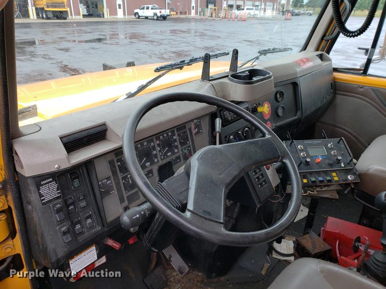 image for item DF2345 2002 International 4900 Crew Cab dump truck