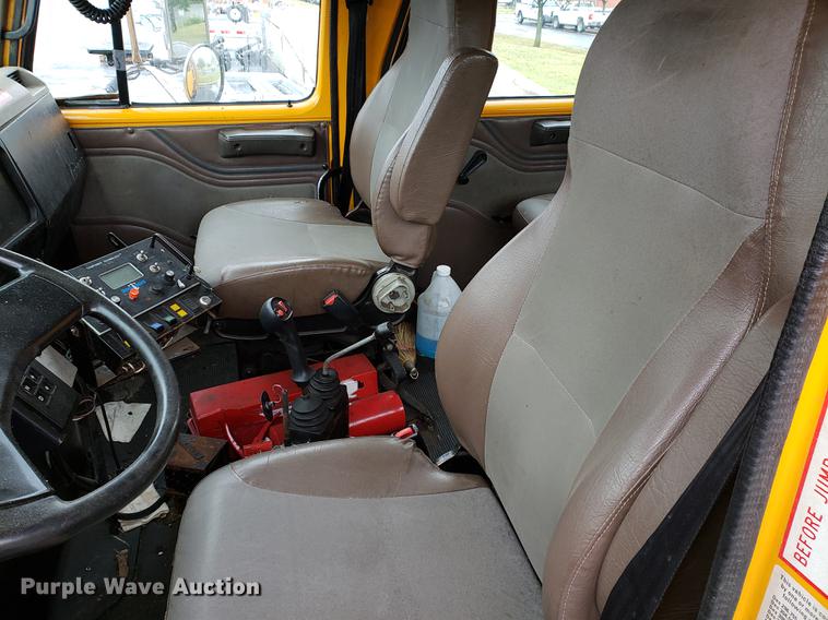 image for item DF2345 2002 International 4900 Crew Cab dump truck