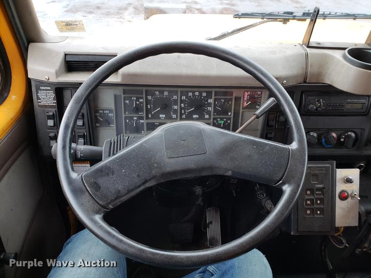 image for item DF2345 2002 International 4900 Crew Cab dump truck