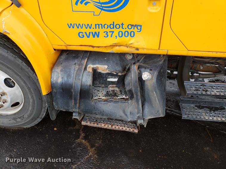 image for item DF2345 2002 International 4900 Crew Cab dump truck