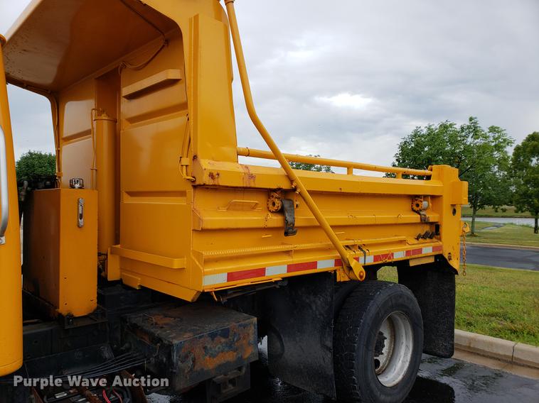 image for item DF2345 2002 International 4900 Crew Cab dump truck