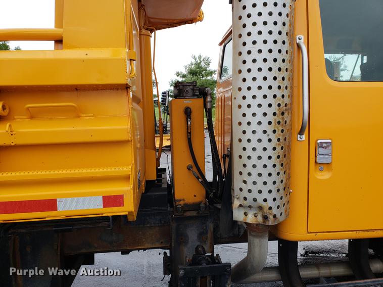 image for item DF2345 2002 International 4900 Crew Cab dump truck