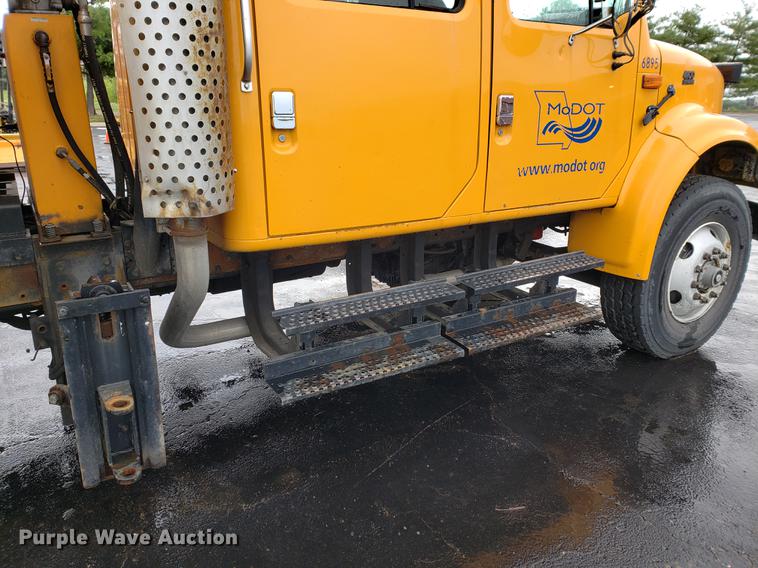 image for item DF2345 2002 International 4900 Crew Cab dump truck