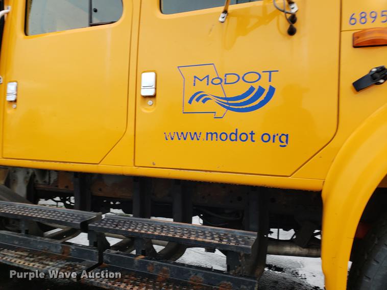 image for item DF2345 2002 International 4900 Crew Cab dump truck