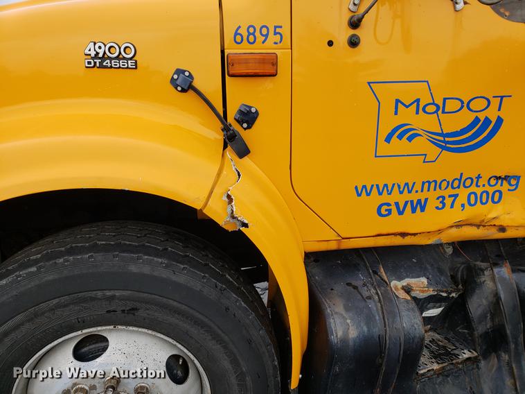 image for item DF2345 2002 International 4900 Crew Cab dump truck