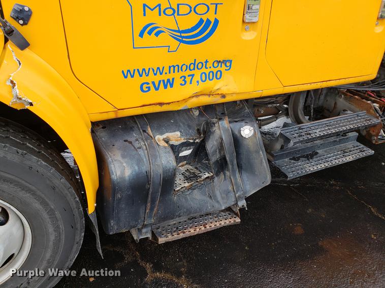 image for item DF2345 2002 International 4900 Crew Cab dump truck