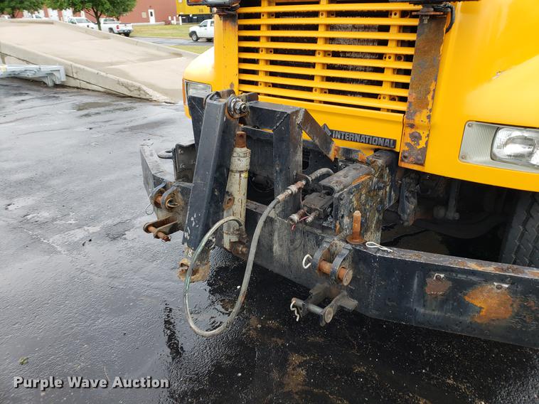 image for item DF2345 2002 International 4900 Crew Cab dump truck