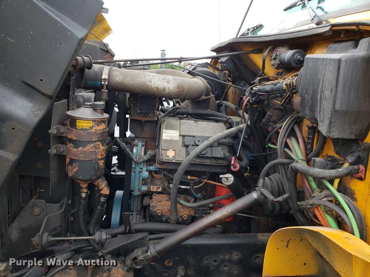 image for item DF2345 2002 International 4900 Crew Cab dump truck