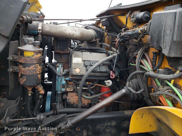 image for item DF2345 2002 International 4900 Crew Cab dump truck