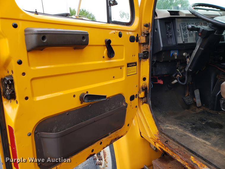 image for item DF2348 2000 International 4900 dump truck