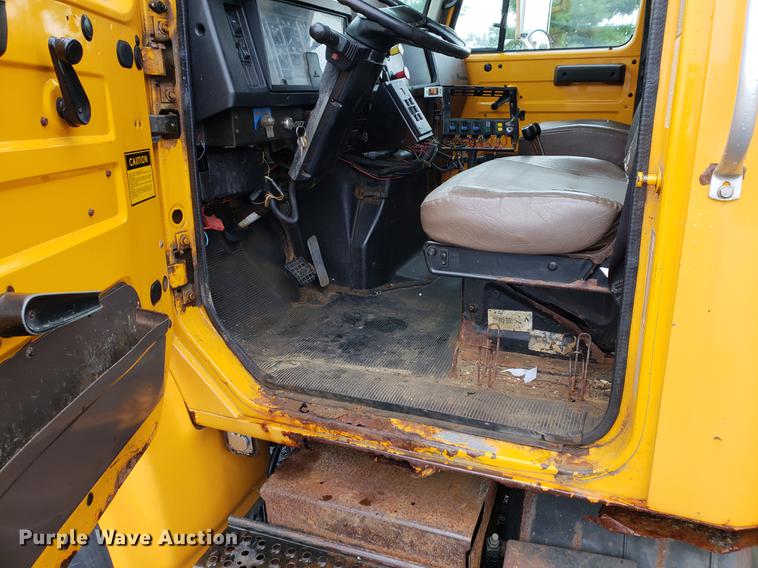 image for item DF2348 2000 International 4900 dump truck