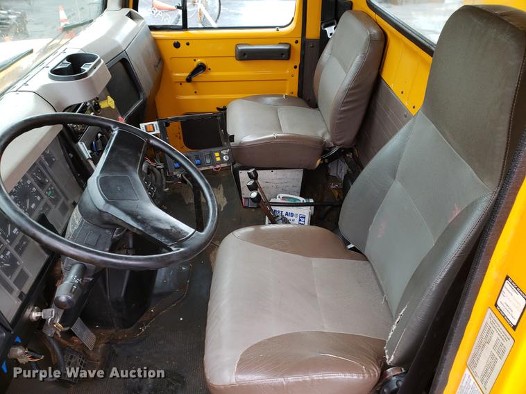 image for item DF2348 2000 International 4900 dump truck