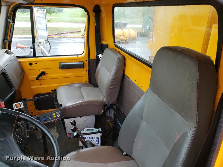 image for item DF2348 2000 International 4900 dump truck