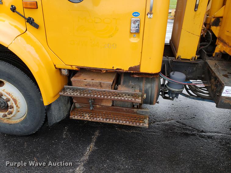 image for item DF2348 2000 International 4900 dump truck