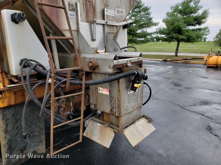 image for item DF2348 2000 International 4900 dump truck