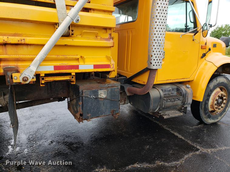 image for item DF2348 2000 International 4900 dump truck