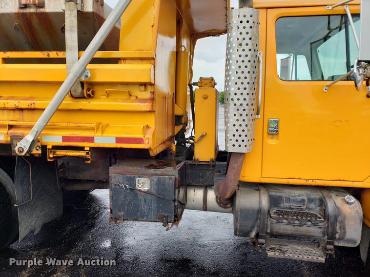 image for item DF2348 2000 International 4900 dump truck