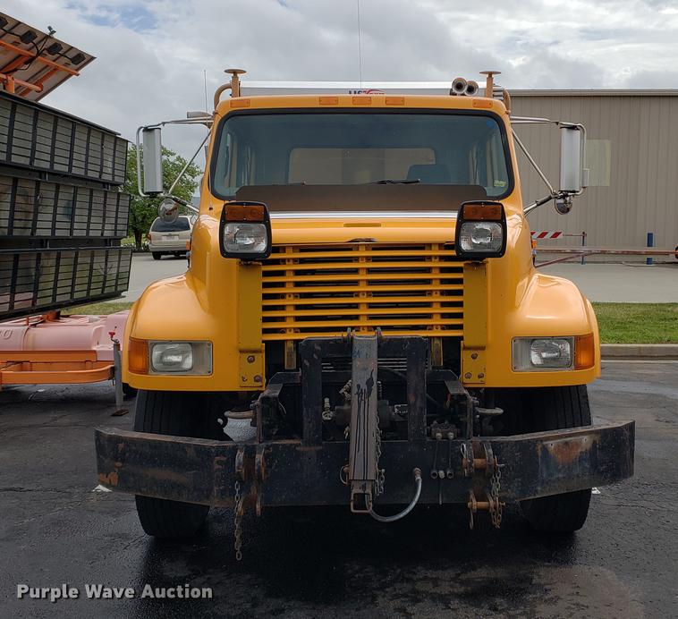 image for item DF2351 2000 International 4900 dump truck