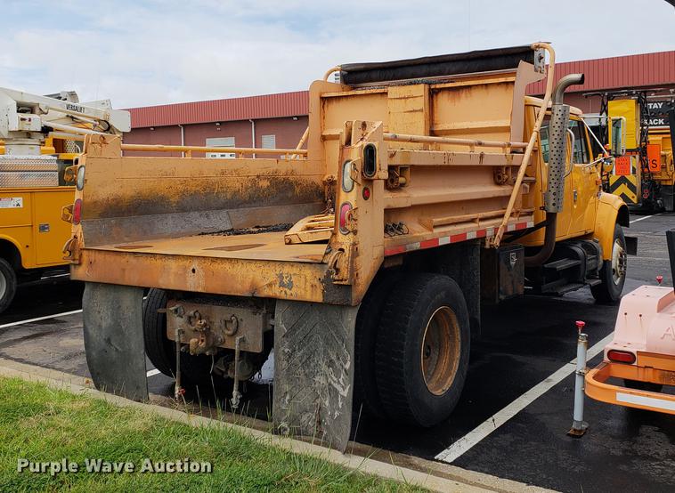 image for item DF2351 2000 International 4900 dump truck