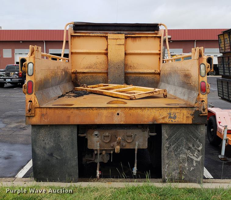 image for item DF2351 2000 International 4900 dump truck