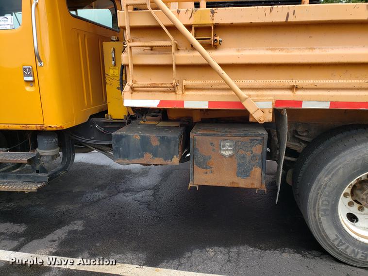 image for item DF2351 2000 International 4900 dump truck