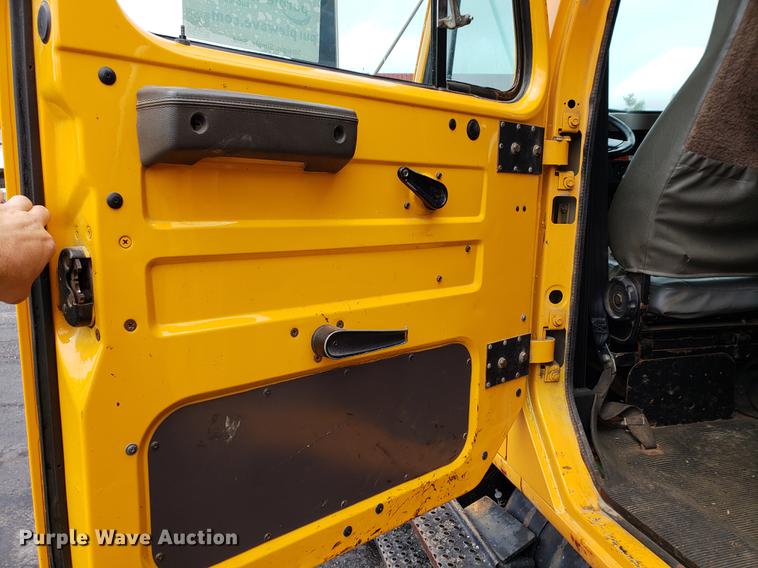 image for item DF2351 2000 International 4900 dump truck