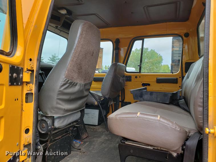 image for item DF2351 2000 International 4900 dump truck