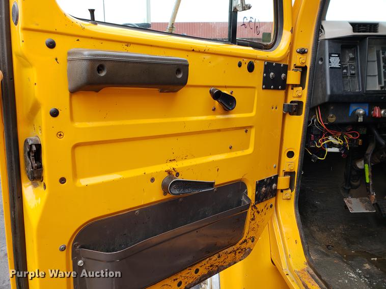 image for item DF2351 2000 International 4900 dump truck