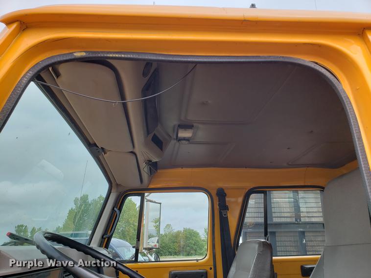 image for item DF2351 2000 International 4900 dump truck