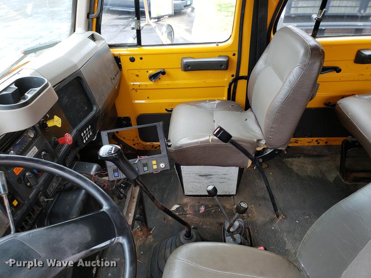 image for item DF2351 2000 International 4900 dump truck