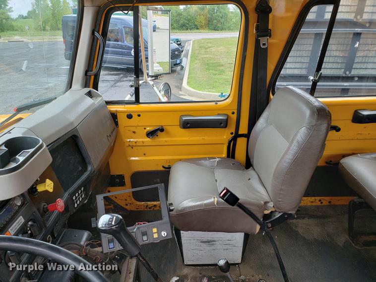 image for item DF2351 2000 International 4900 dump truck