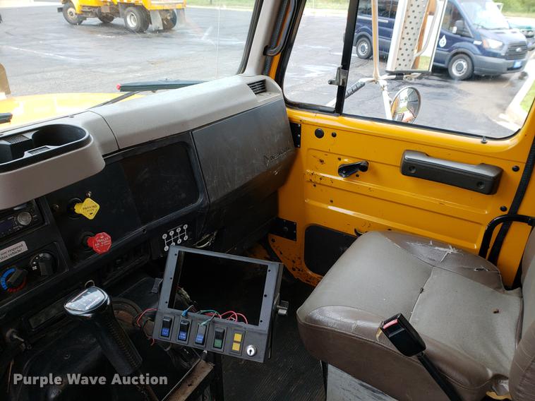 image for item DF2351 2000 International 4900 dump truck