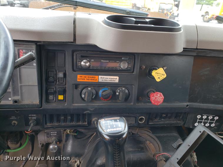 image for item DF2351 2000 International 4900 dump truck