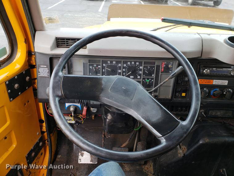 image for item DF2351 2000 International 4900 dump truck