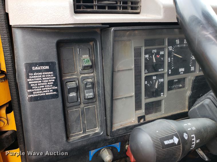 image for item DF2351 2000 International 4900 dump truck