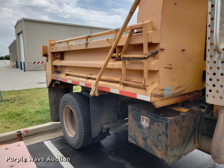 image for item DF2351 2000 International 4900 dump truck