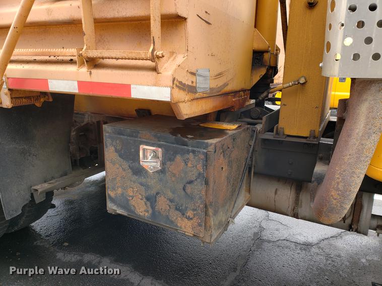 image for item DF2351 2000 International 4900 dump truck