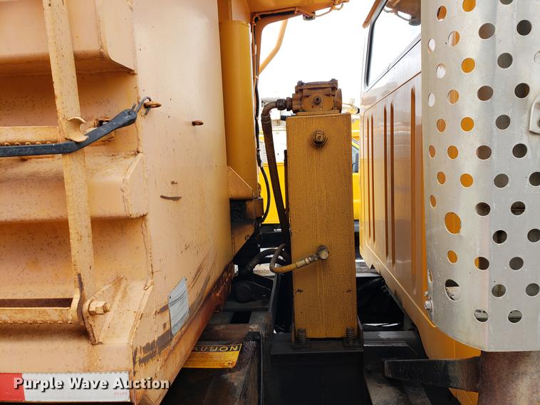 image for item DF2351 2000 International 4900 dump truck