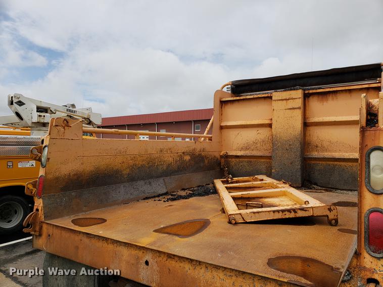 image for item DF2351 2000 International 4900 dump truck