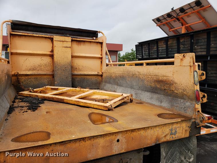 image for item DF2351 2000 International 4900 dump truck