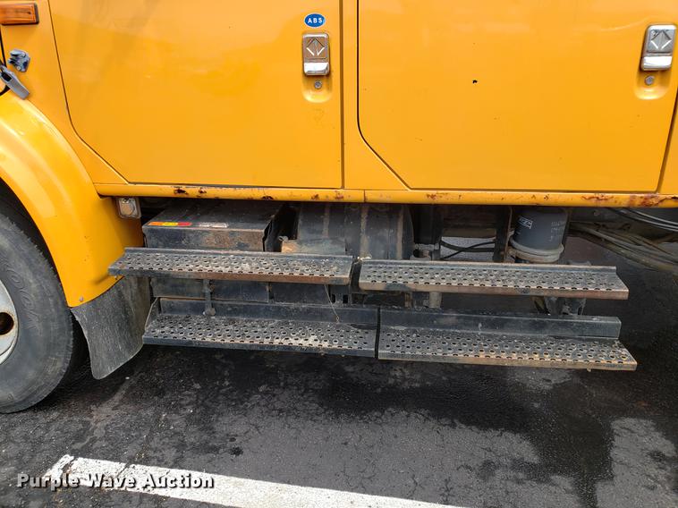 image for item DF2351 2000 International 4900 dump truck