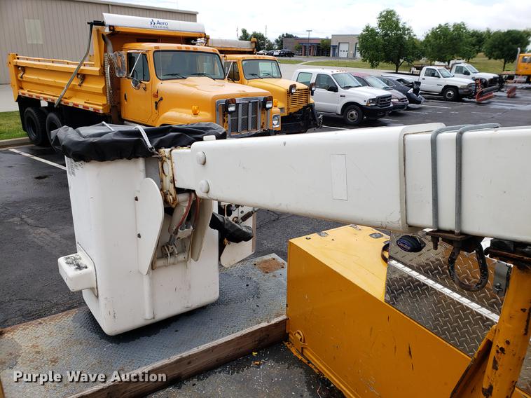 image for item DF2352 2008 Ford F550 bucket truck