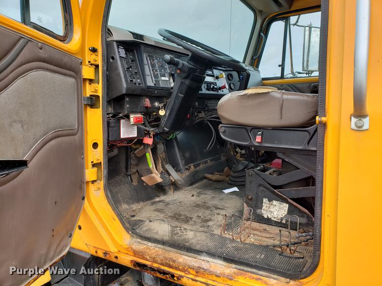 image for item DF2353 2002 International 2554 dump truck